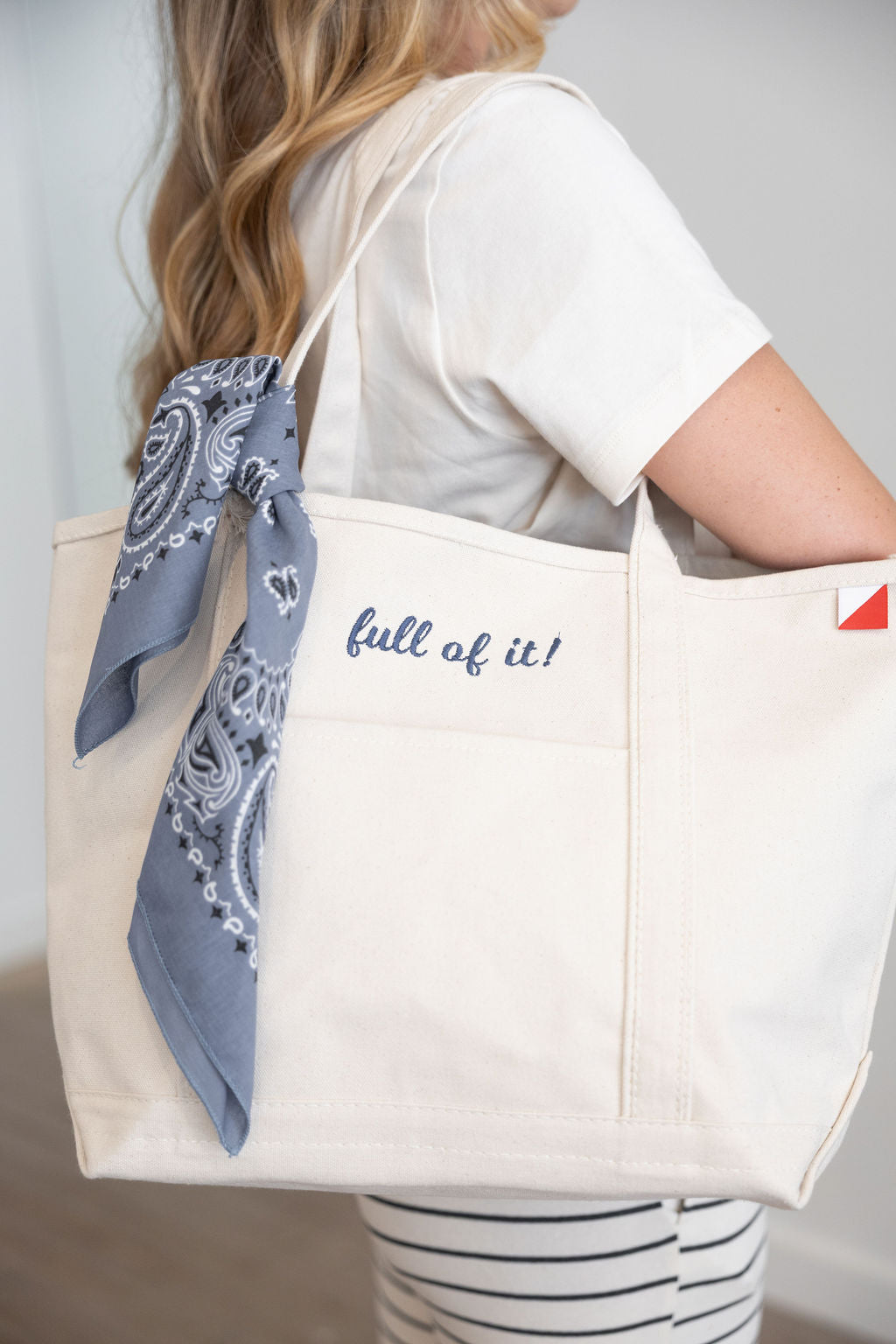 Classic Tote Embroidered - Medium